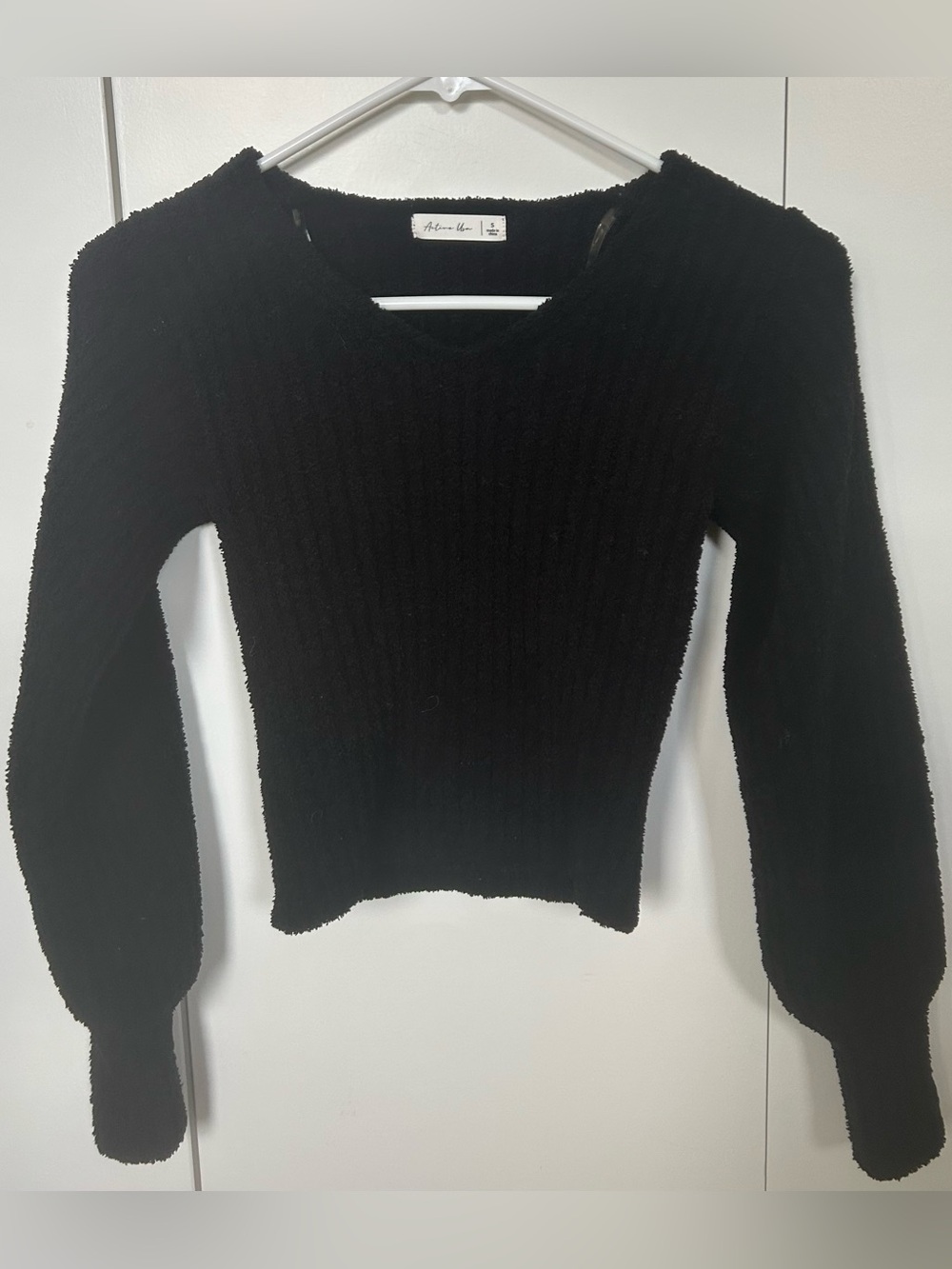 Active USA Cropped Ribbed Black Sweater Fuzzy Casual Round Neck Babydoll